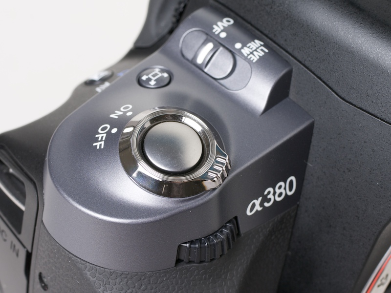 <b>電源スイッチがシャッターボタン周囲に設置された</b>