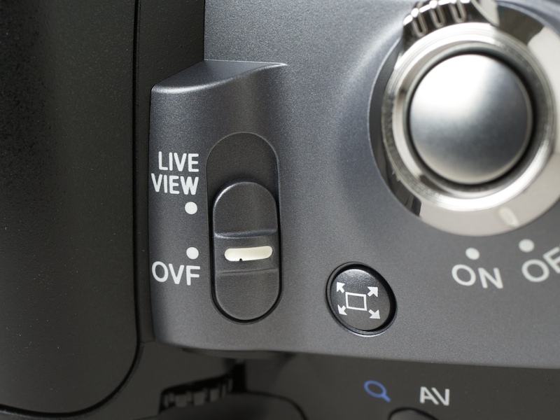 <b>ペンタ部脇のLIVE VIEW / OVF切替スイッチ</b>