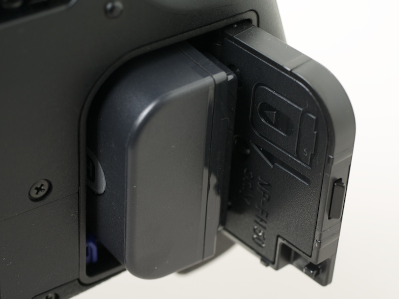 <b>バッテリーはハンディカムなどで使用するNP-FH50を採用。従来のNP-FM500Hから小型化している</b>