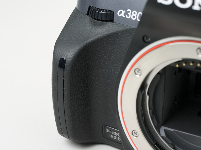 <b>右手側にはACアダプター「AC-PW10AM」を差し込むDC INを装備</b>