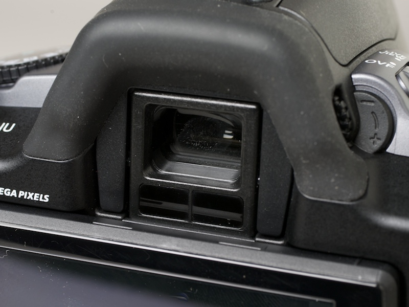 <b>ファインダー下にアイセンサーを装備。グリップセンサーは非搭載。同梱のアイピースカバーは新型の「FDA-EP5AM」（1,050円）になった</b>