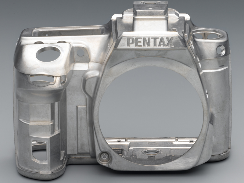 <b>ペンタックスのデジタル一眼レフカメラとして初めてマグネシウムボディを採用</b>