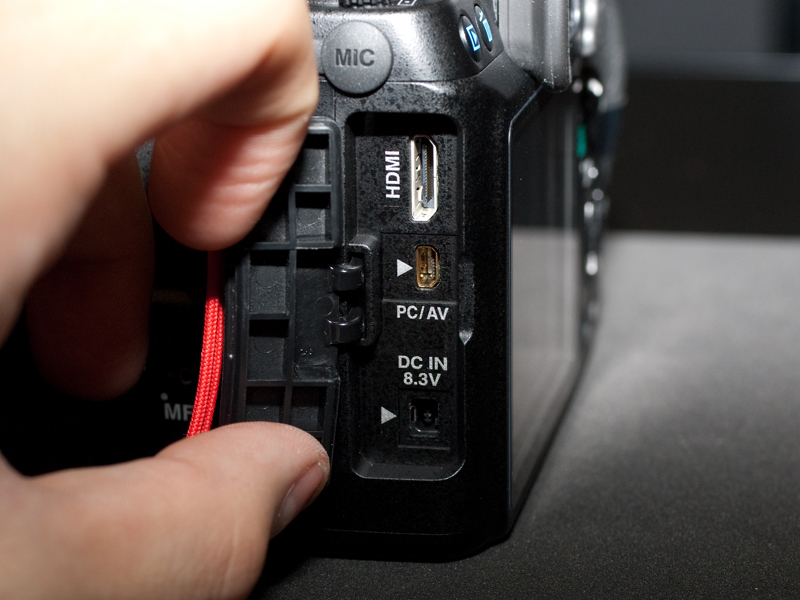 <b>HDMI端子とアナログ出力端子が見える</b>