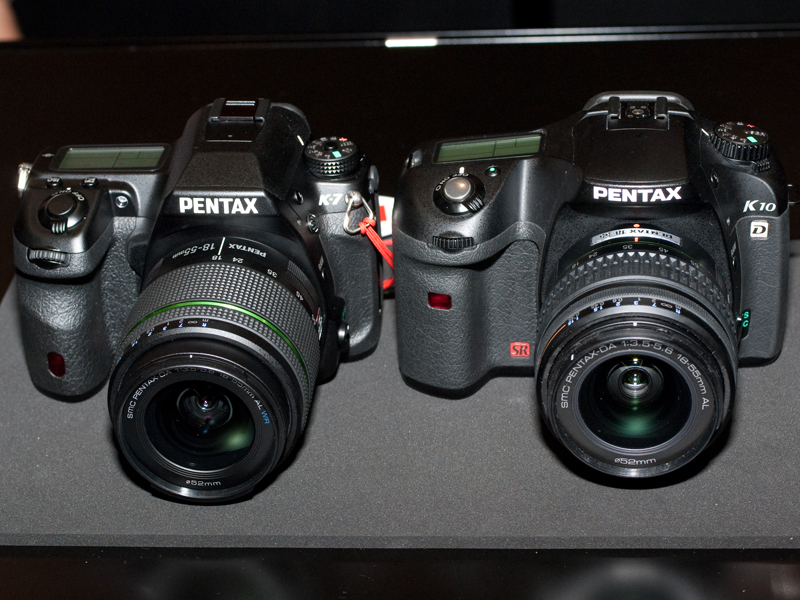 <b>編集部のK10D（右）と並べたところ</b>