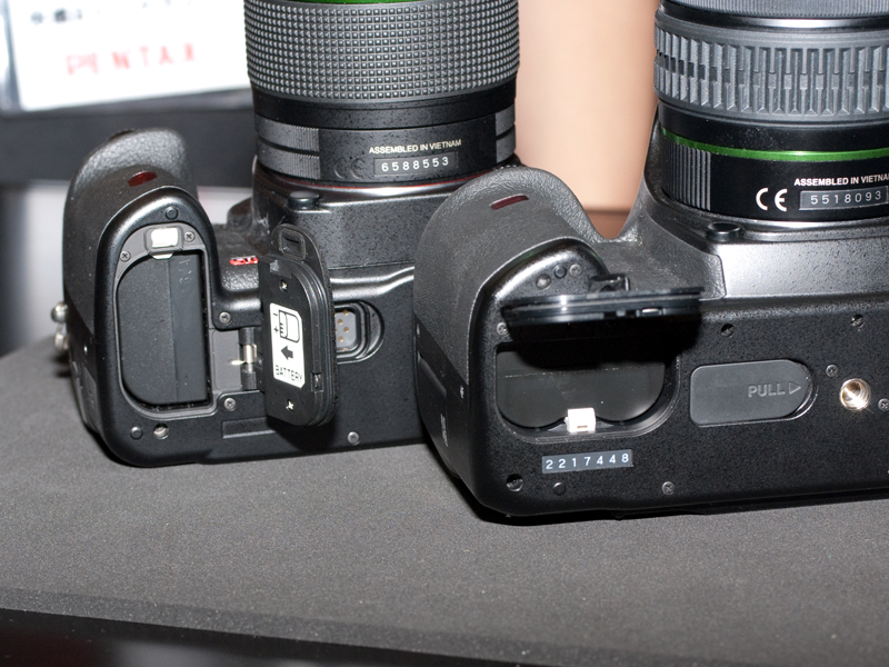 <b>K-7（左）ではバッテリー配置を変更した</b>