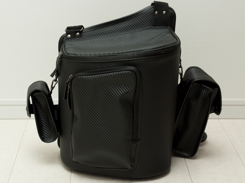 <b>正面向かってやや左寄りにポケットを備える</b>