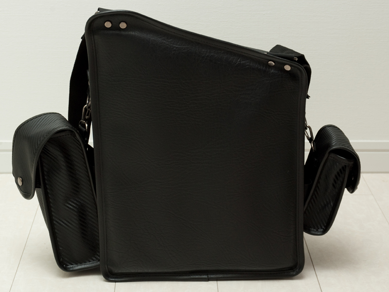 <b>背面は合成皮革を使用</b>