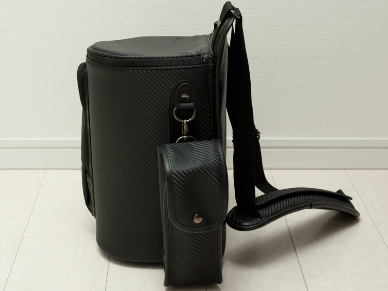 <b>両側面にポシェットを備える。ストラップは脱着不可</b>