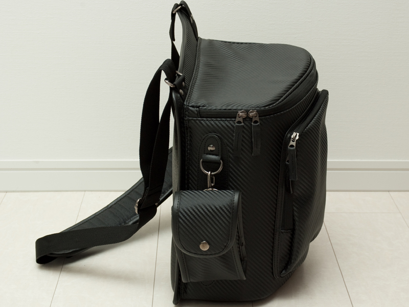 <b>両側面にポシェットを備える。ストラップは脱着不可</b>