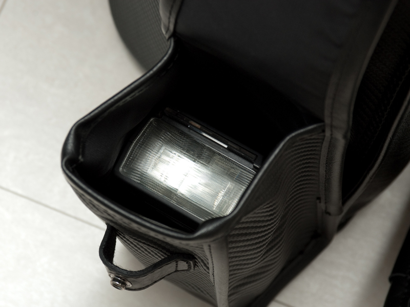 <b>クリップオンストロボなどを収納できる</b>