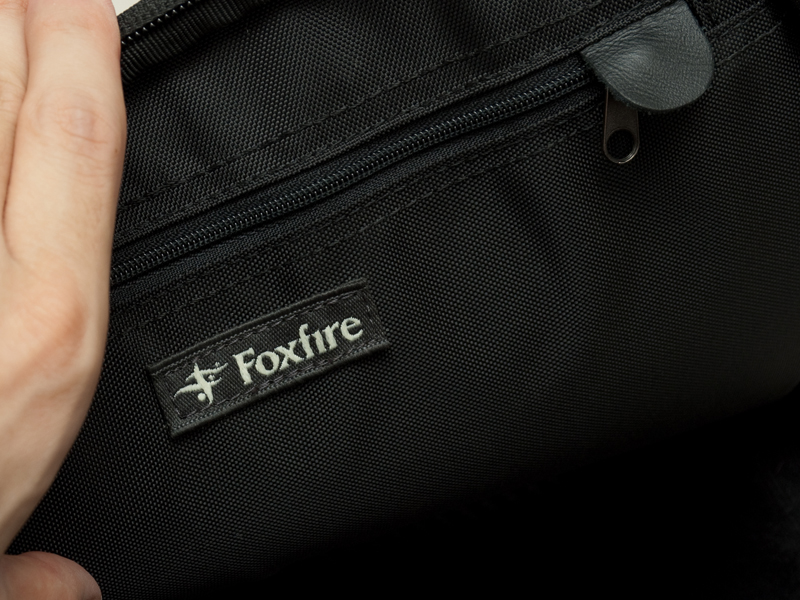 <b>蓋の裏側にもポケットがある。ファスナーを閉めた場所にカバーがあるのはうれしい配慮だ</b>