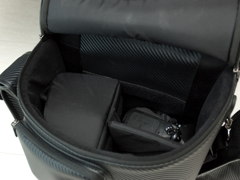 <b>全長20cm程度のレンズをカメラに装着したまま収納するのを想定しているようだ</b>