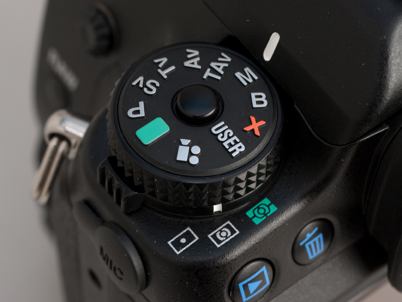 <b>モードダイヤルにはダイヤルロックを備える</b>