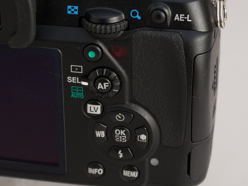 <b>ライブビューボタンを新設。測距点切替ダイヤルはAFボタン周りに移動した</b>