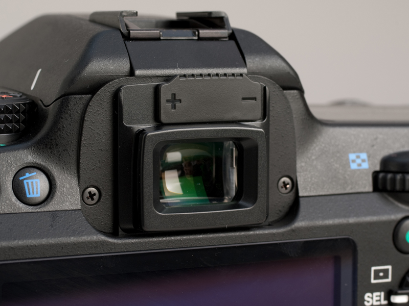 <b>ファインダーのアイカップを外したところ</b>