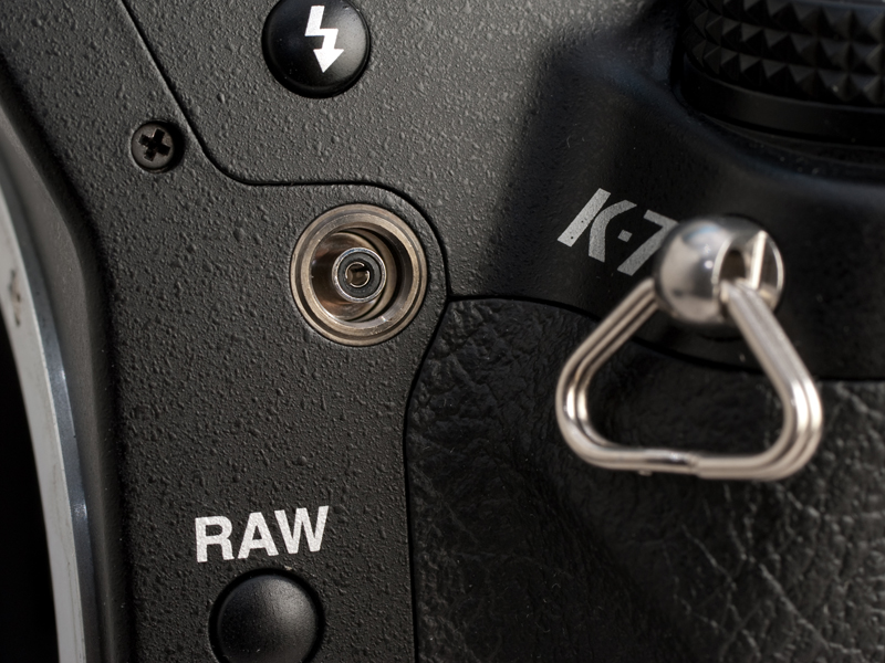 <b>シンクロ端子。ストラップ取り付け部は吊り環に</b>