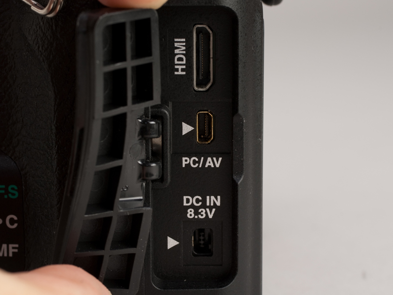 <b>新たにHDMI端子を備えた</b>