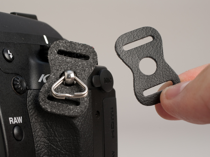 <b>釣り環によるボディの傷つきを防止するカバー</b>