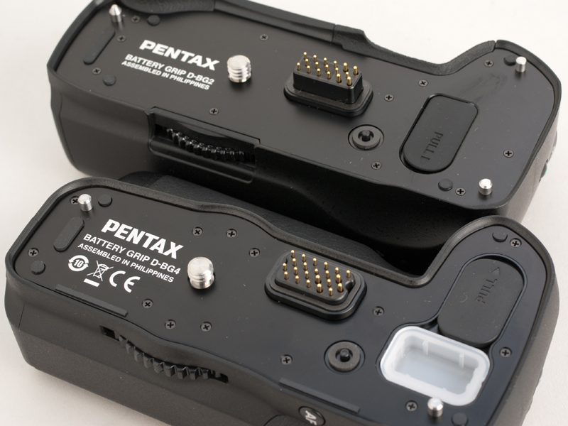 <b>D-BG4（手前）ではピンの数が増えている。また、バッテリーグリップ側の端子カバー入れも新設した</b>