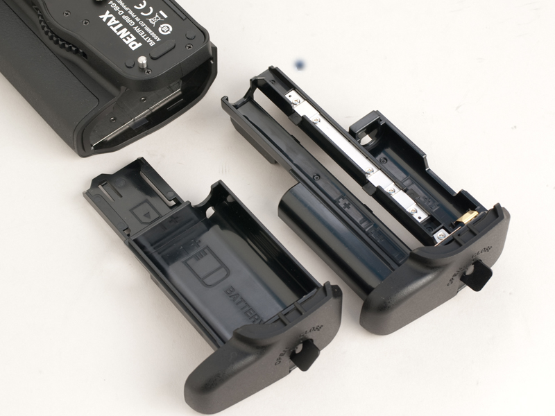 <b>リチウムイオン充電池用（左）と単3乾電池用（右）</b>