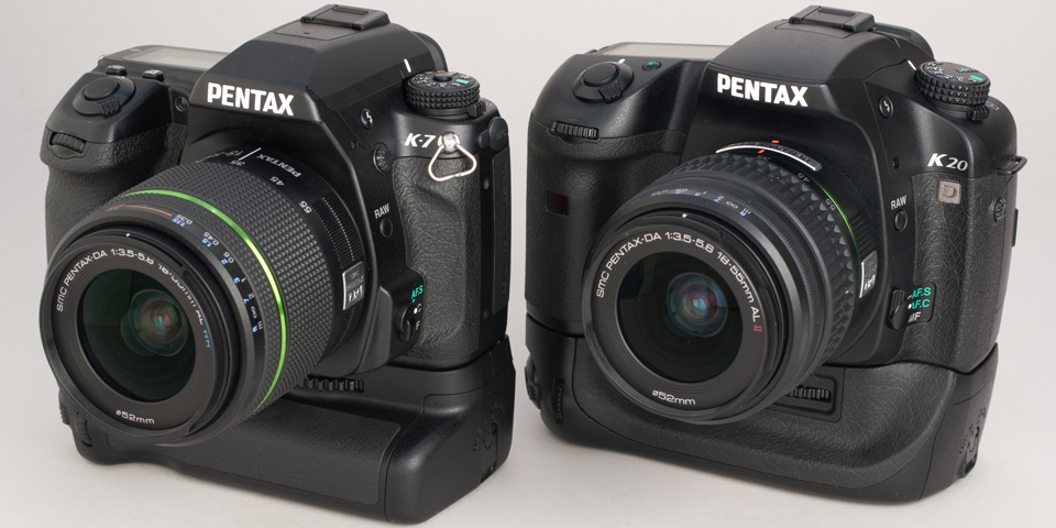 <b>D-BG4を装着したK-7（左）と、D-BG2を装着したK20D（右）</b>
