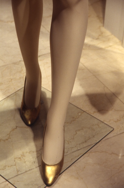 <b>小説「東京青年」の表紙をはじめ、女性の足をモチーフにした写真は、繰り返し登場する (c)片岡義男</b>