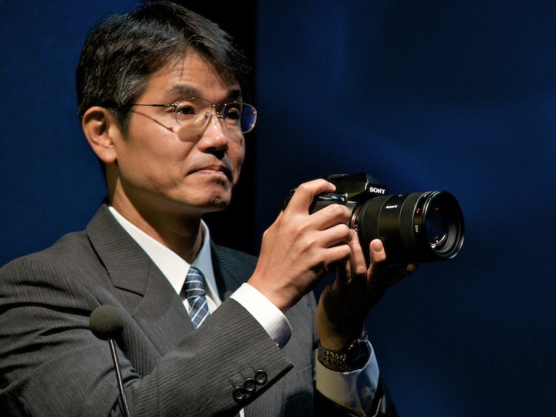 <b>2008年9月の特約店向けイベントにて、α900を手にする石塚茂樹氏</b>