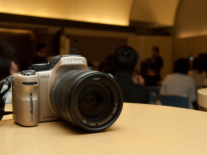 <b>参加者に貸し出された「LUMIX DMC-GH1」。レンズは「LUMIX DMC-GH1K」キットに付属する「LUMIX G VARIO HD 14-140mm F4-5.8 ASPH. MEGA O.I.S.」</b>