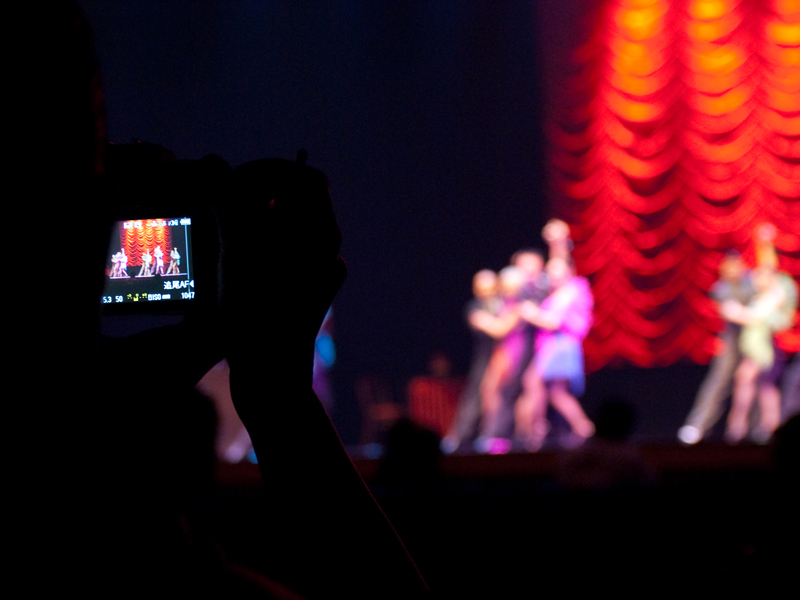 <b>開演前の劇場は貸切状態。参加者は思い思いの場所に移動してシャッターを切っていた</b>