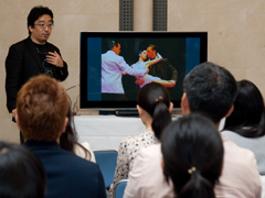 <b>阿久津氏の講評に聞き入る参加者たち</b>