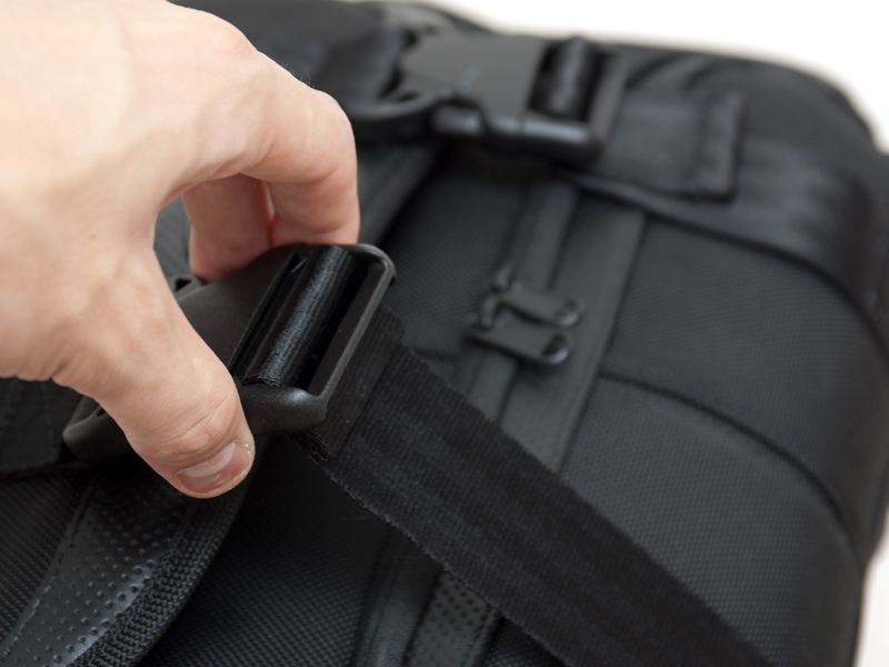 <b>フラップの留め具は樹脂製。長さの調節ができる</b>