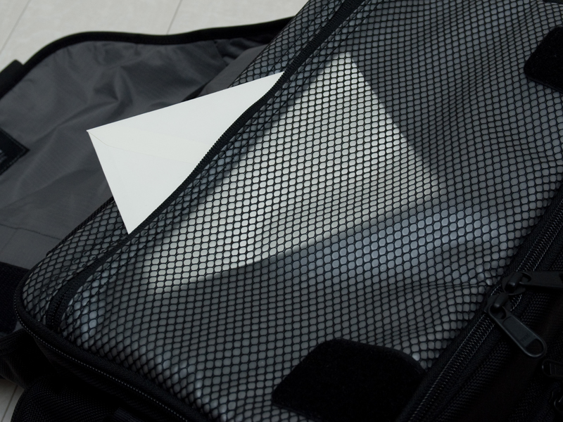 <b>内蓋にはメッシュポケットを備える</b>