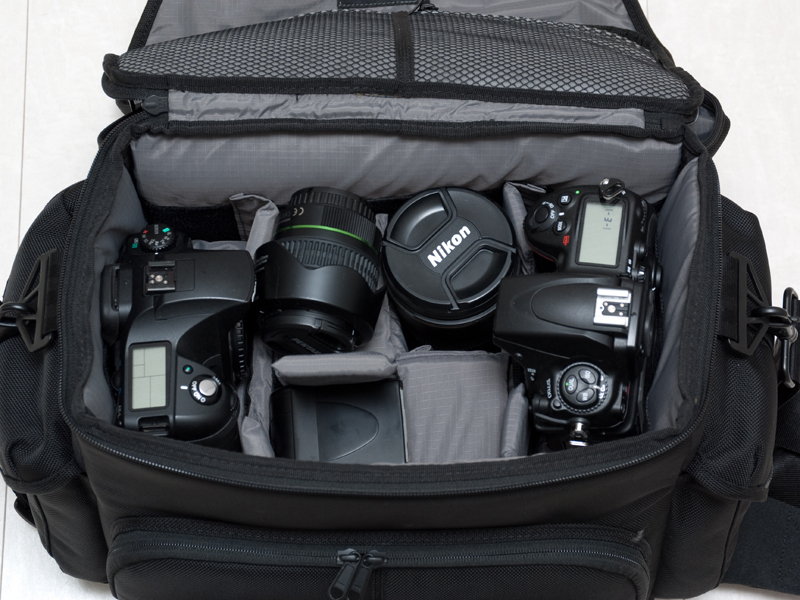 <b>ボディ2台とレンズ6本。中央仕切り板の下や、ボディの下にもレンズを収納している</b>