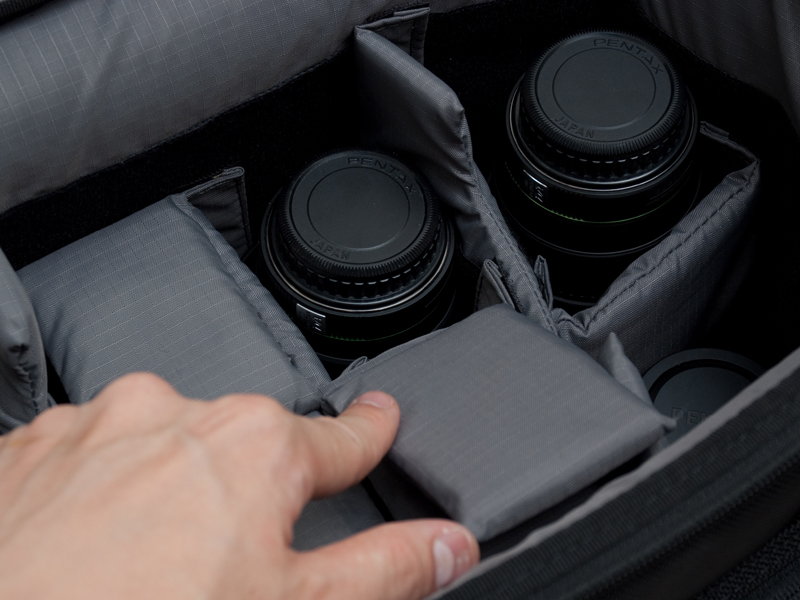 <b>中央の仕切り板は仕切りが羽のように可動する</b>