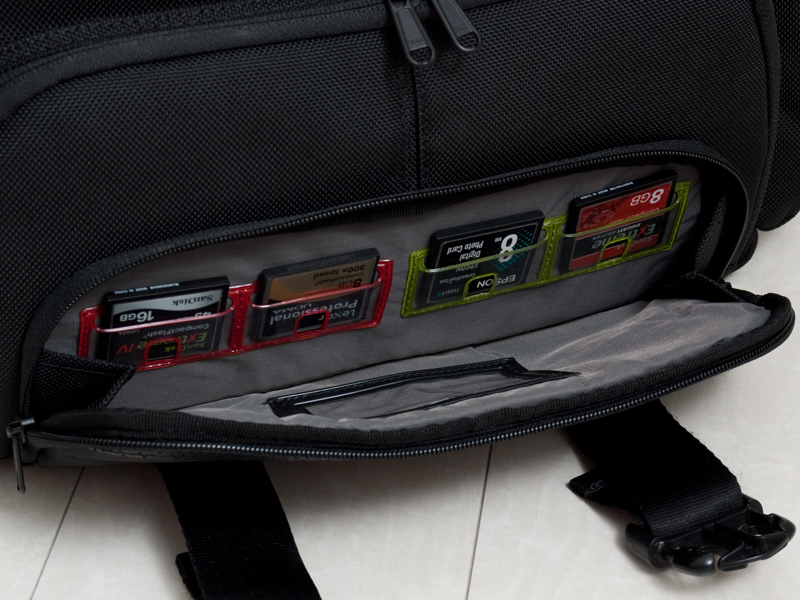 <b>外側のポケットにはCF入れが4つ</b>