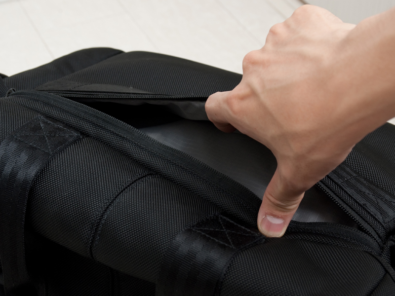 <b>背面ポケットは幅広のものが1つ</b>