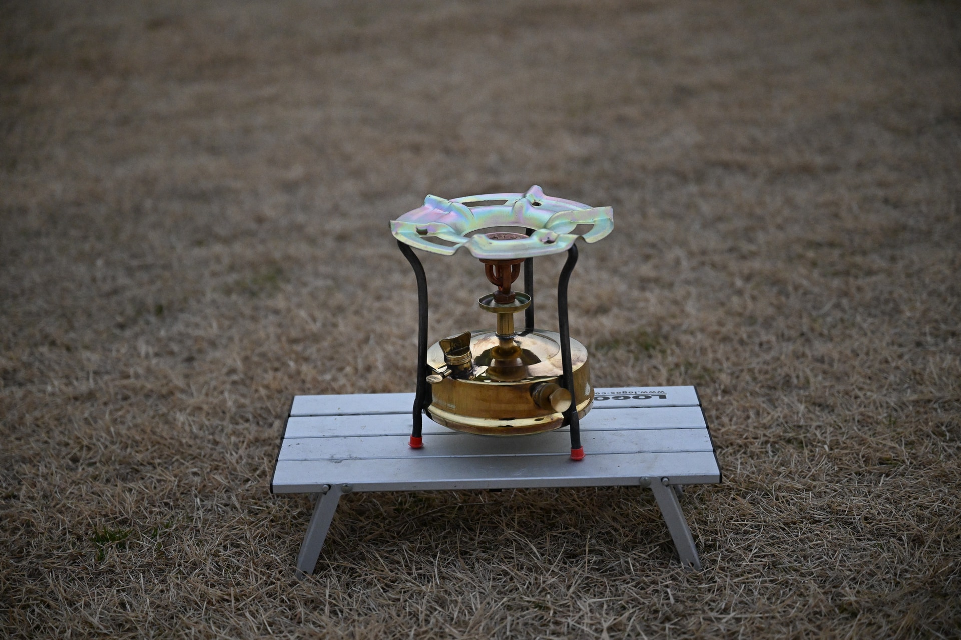 密林探索のおり、真ちゅうの輝きが目に止まり、ああ、懐かしいなあと思ったのがこれ！ Roost Outdoors　ケロシンバーナー。インド製だそうだ。大小あって僕が買ったのは大きい方。すでに品切れの模様だけど、案内される代替品はどれも海外製で同じような品質と思われます