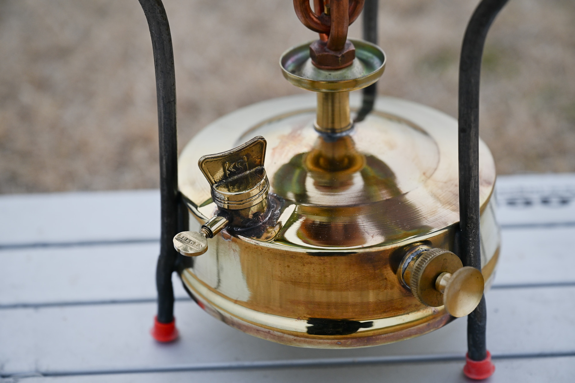 燃料タンクは1.3L。8時間近く燃える。長時間火を使えることが機能としての魅力。しかし、何よりも金属の質感が良いところがいいと思うんですよ