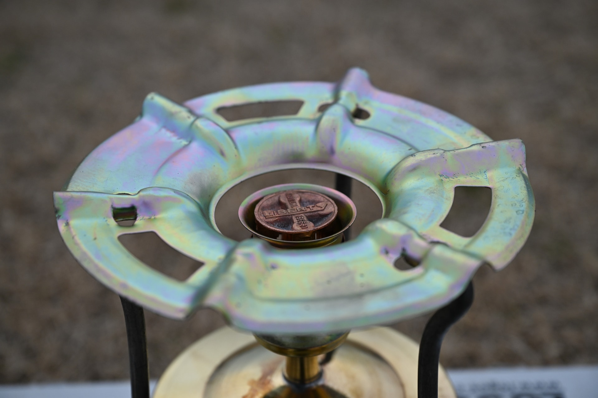 バーナー部と五徳。立派な五徳付きで大きい鍋ややかんでも安心。その昔、キャンプで大鍋料理やったなあ、なんて思い出した