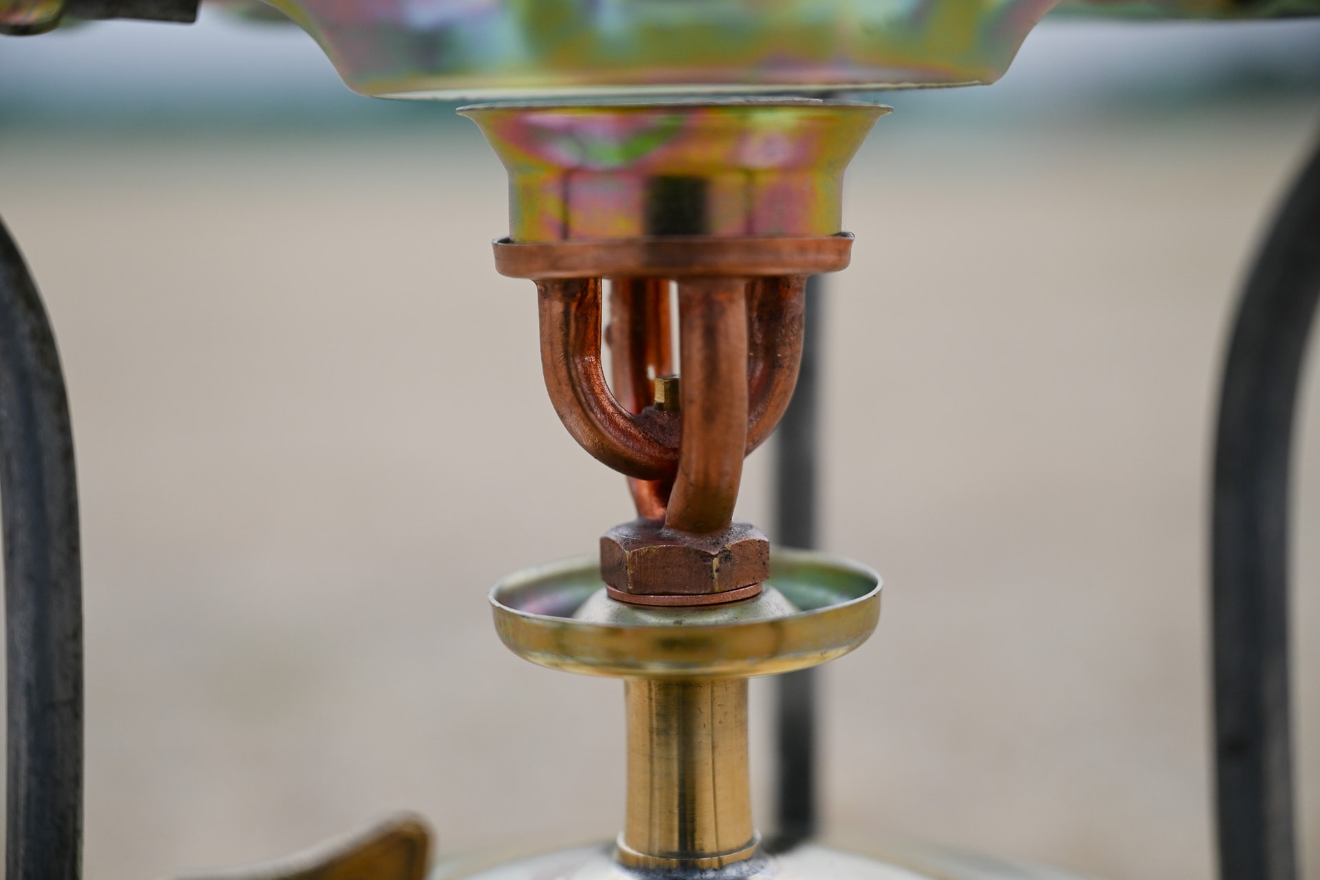 バーナー部を横から。中程にあるお皿みたいなところにアルコールやゼリー状の着火剤を入れて火をつける。するとその上の真ちゅうパイプを熱して灯油を気化させるんだね。灯油に火がついてしまえば、燃焼は持続します