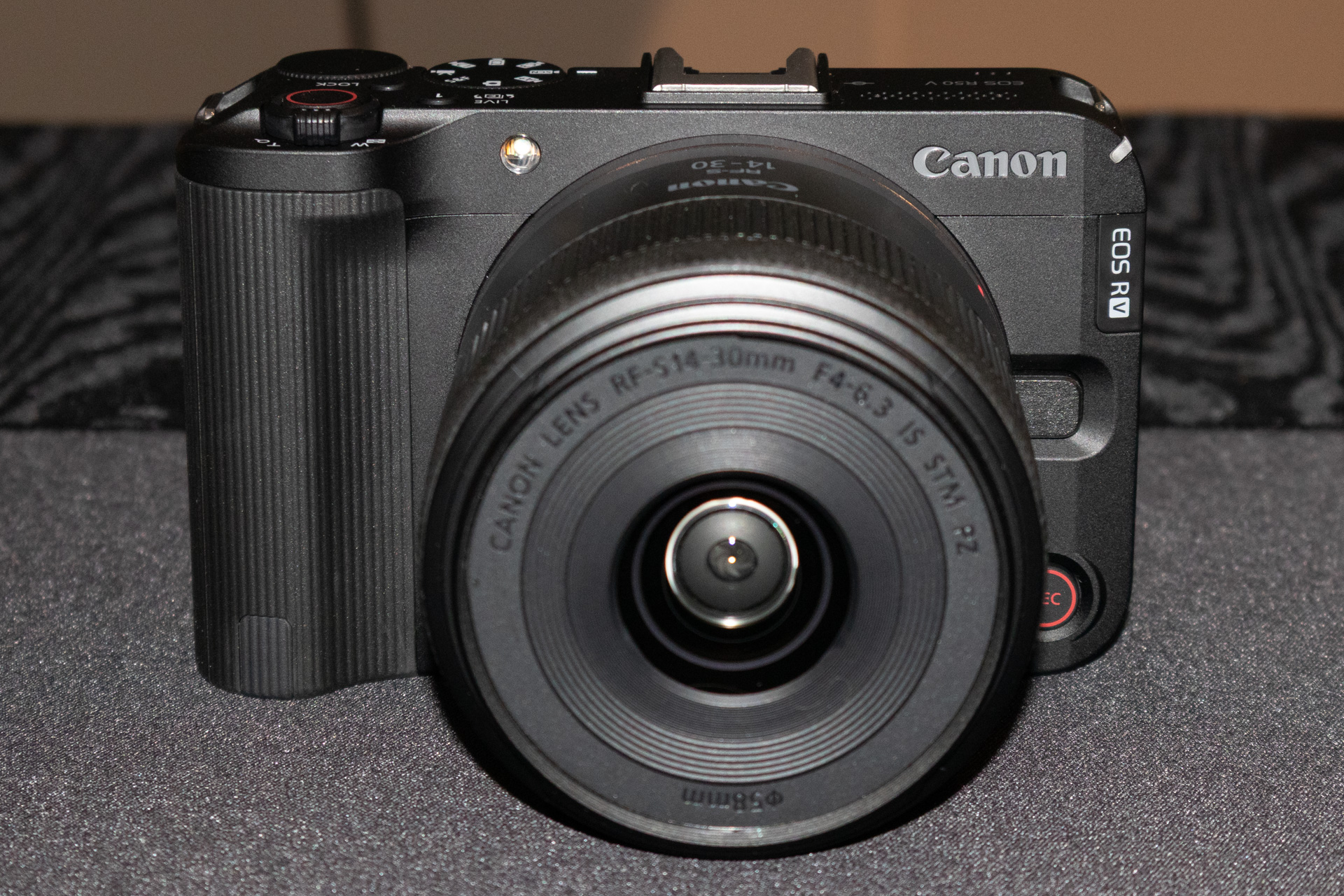 装着レンズは「RF-S14-30mm F4-6.3 IS STM PZ」（以下同）