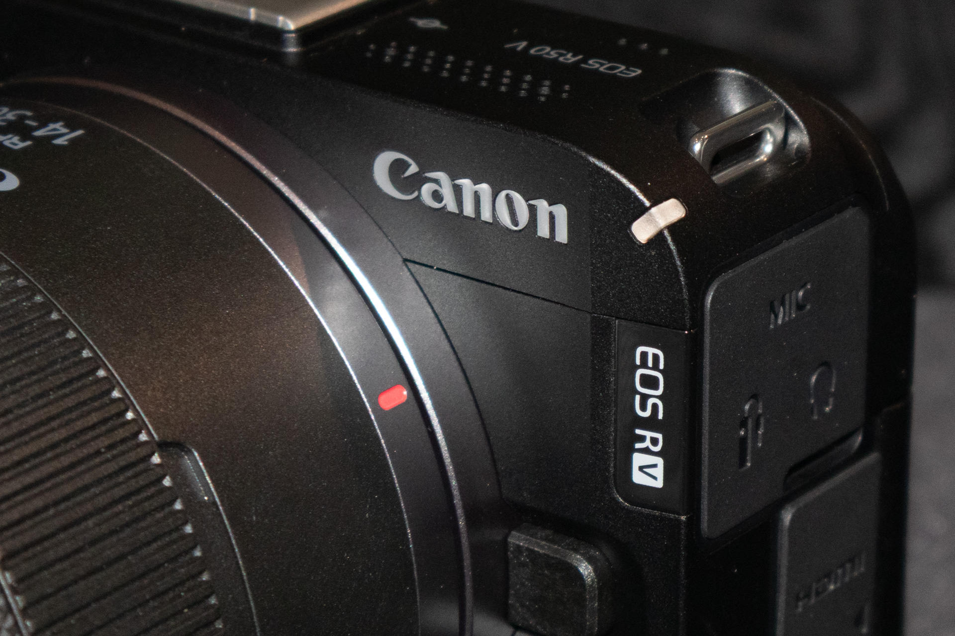 本体の肩にタリーランプを装備