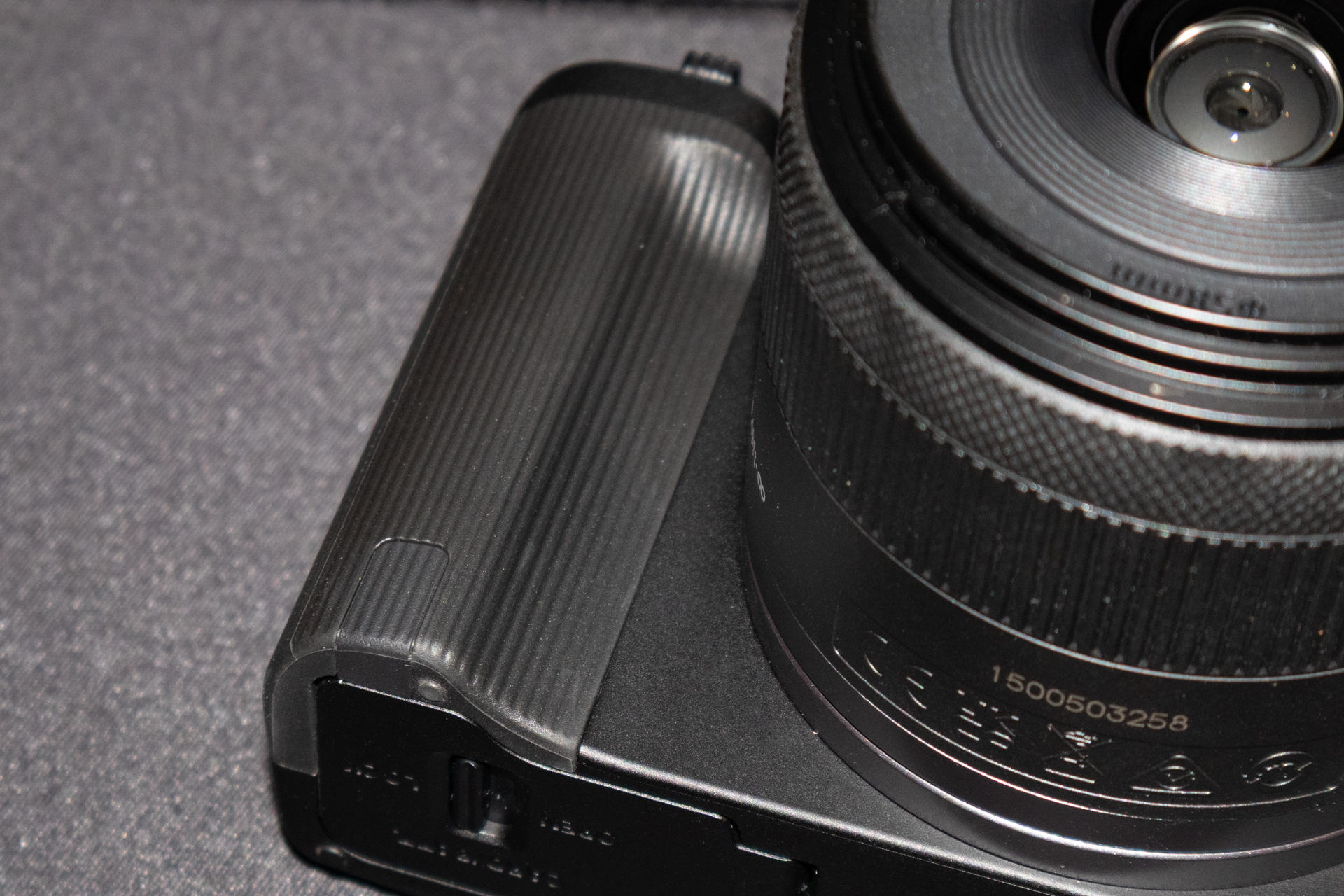 グリップはEOS R50に比べて浅め