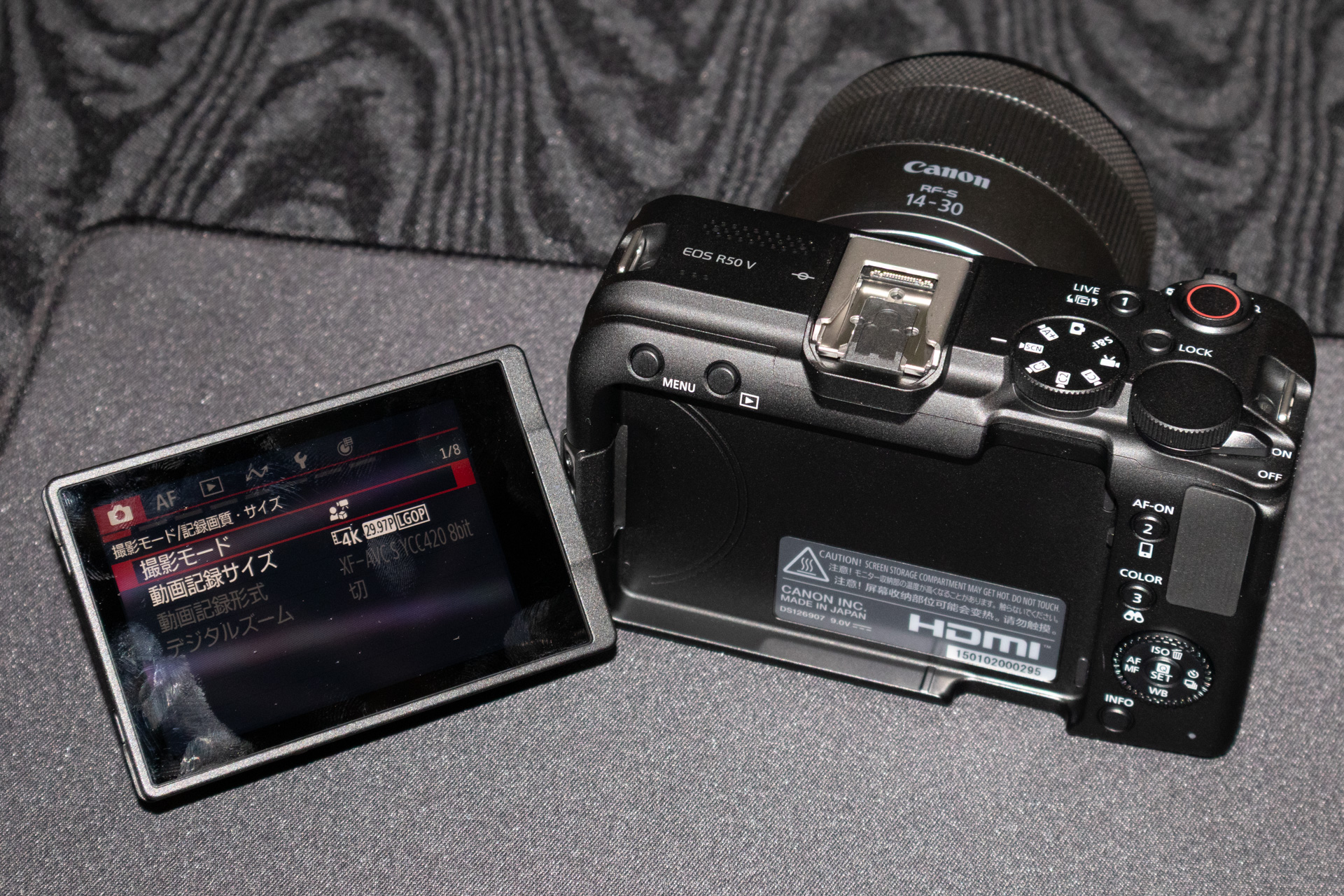 フリーアングル液晶モニターを搭載