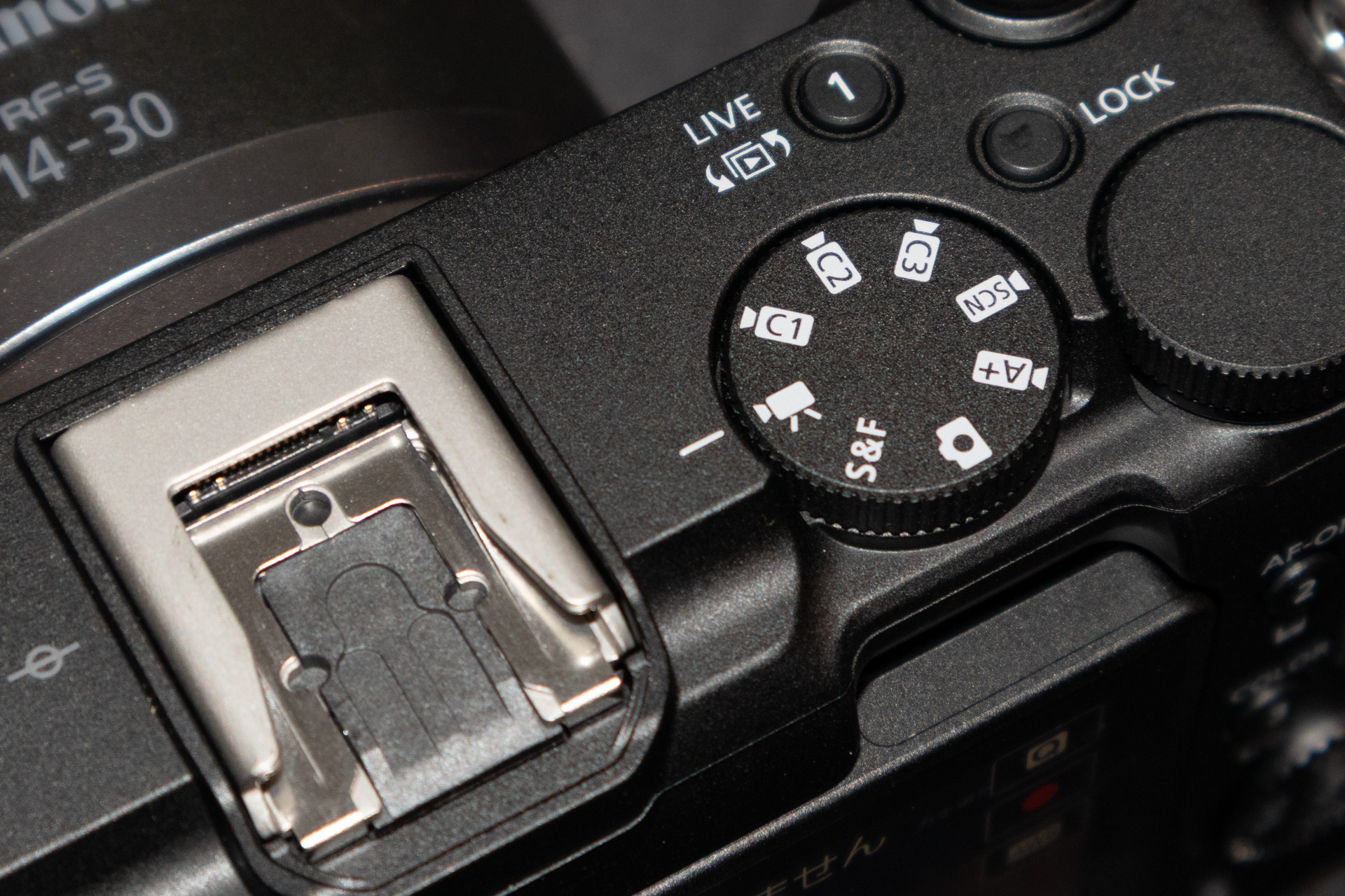 モードダイヤルも動画向け。ライブ配信メニューが出るボタンも備える