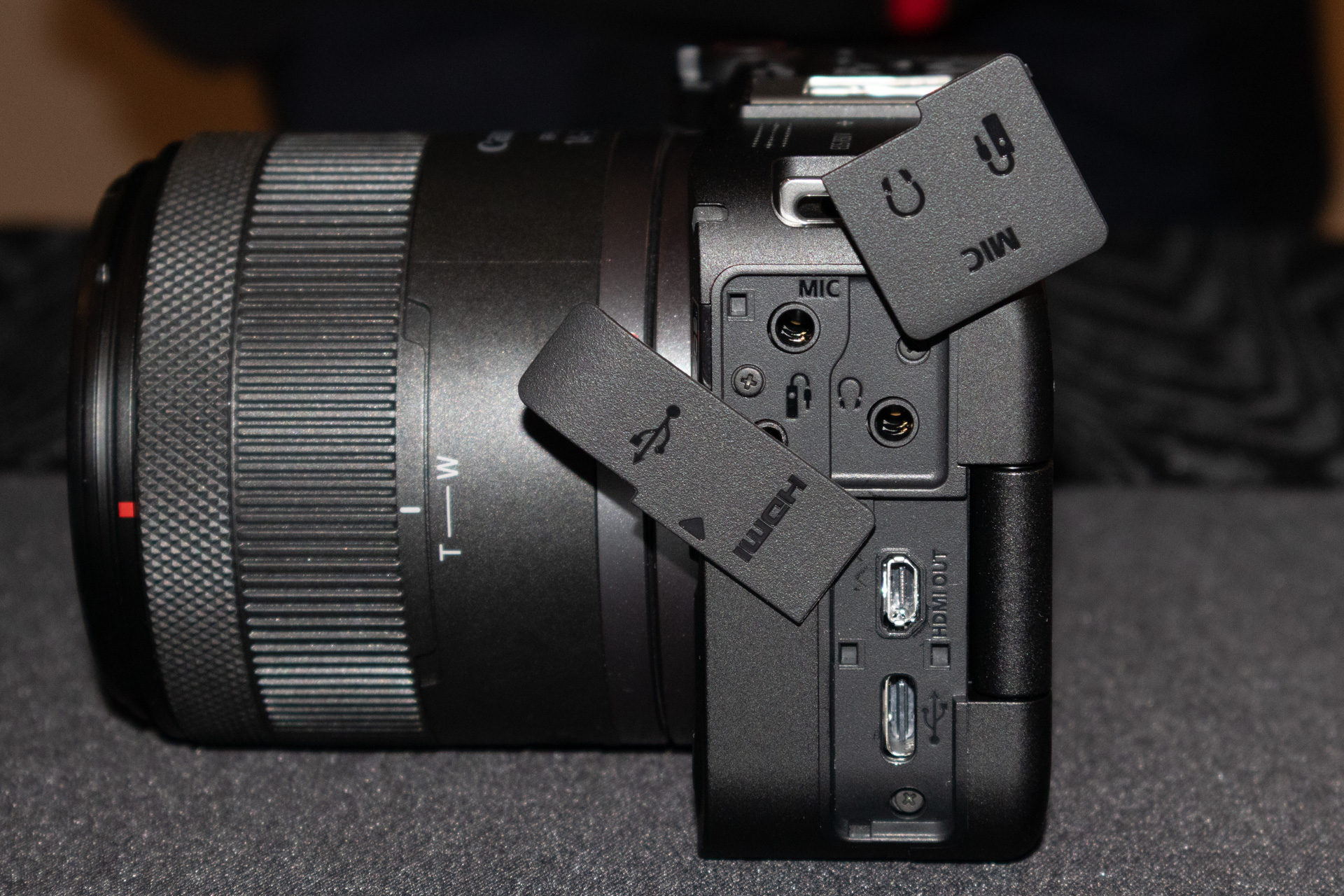 端子類はグリップと反対側に集まっている