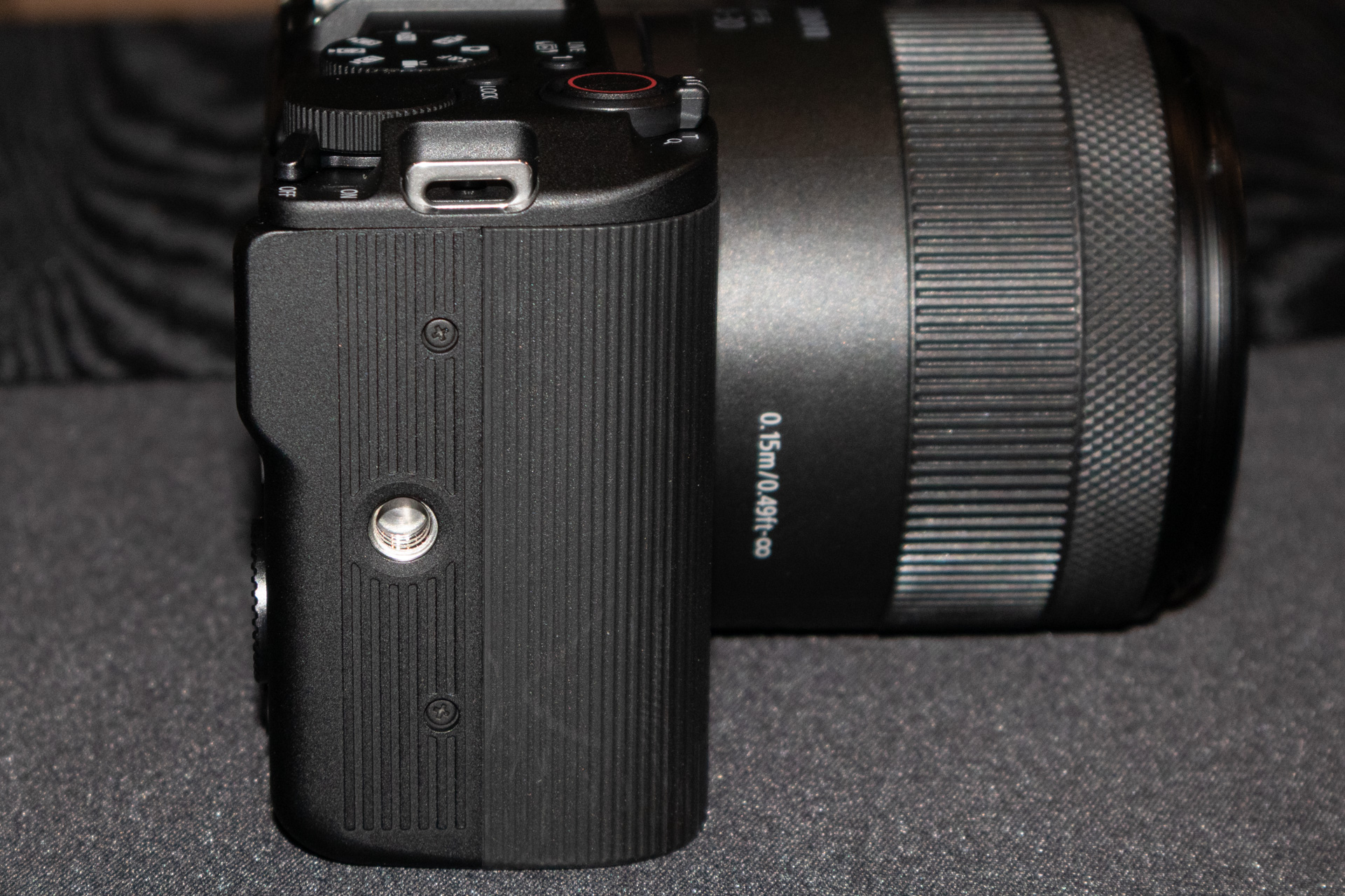 グリップ側に縦位置用のネジ穴を備える