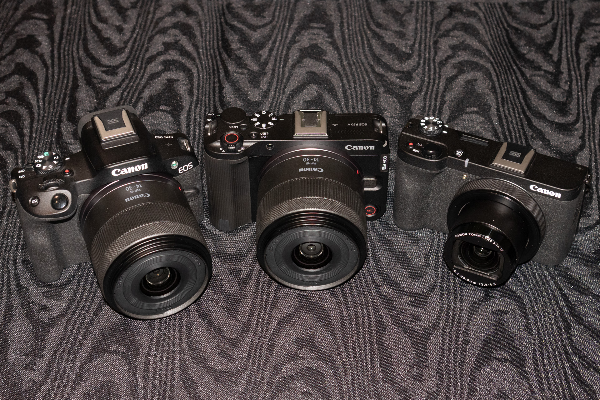 左からEOS R50、EOS R50 V、PowerShot V1
