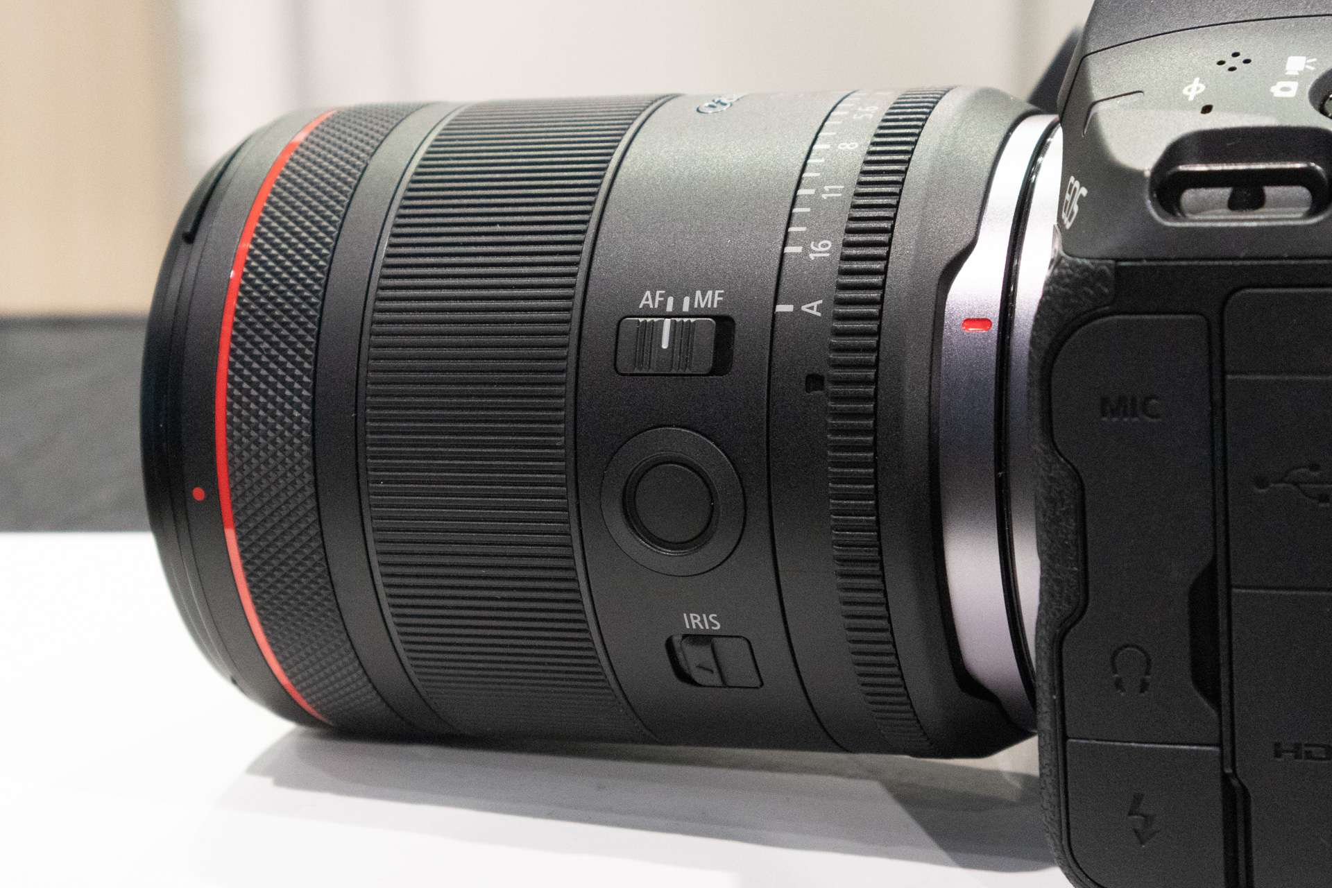 絞りをA位置にロックするスイッチもある。絞りリングはクリックストップ無しの仕様となる