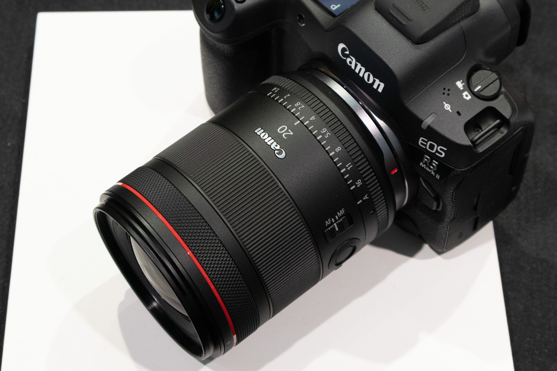 EOS R5 Mark IIに装着したところ